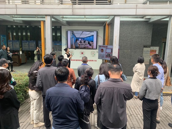 再獲點(diǎn)贊! 成都市委辦公廳、市政府辦公廳和市人社局相關(guān)領(lǐng)導(dǎo)一行參訪由瑞方人力打造的全市首個就業(yè)小站 第2張 再獲點(diǎn)贊! 成都市委辦公廳、市政府辦公廳和市人社局相關(guān)領(lǐng)導(dǎo)一行參訪由瑞方人力打造的全市首個就業(yè)小站 第2張